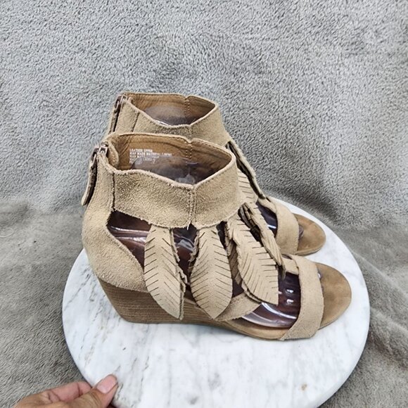 Yellowbox Shoes Womens Size 7 Feather Tan Suede Open-Toe Wedge Sandals *GUC* - Picture 4 of 13